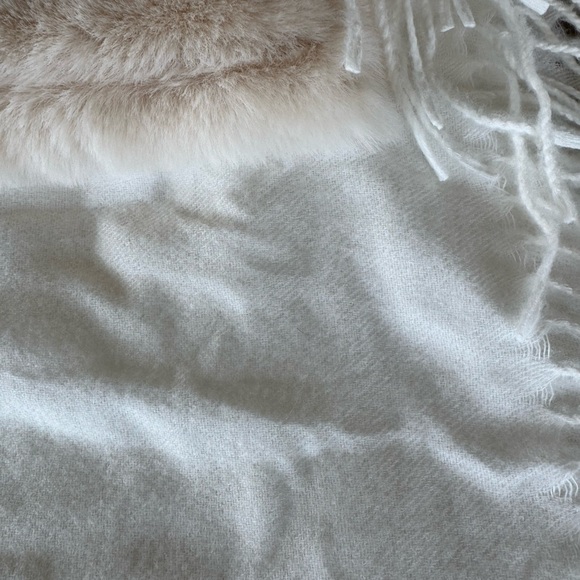 Cream Faux Fur Trim Scarf Elegant - Picture 9 of 10